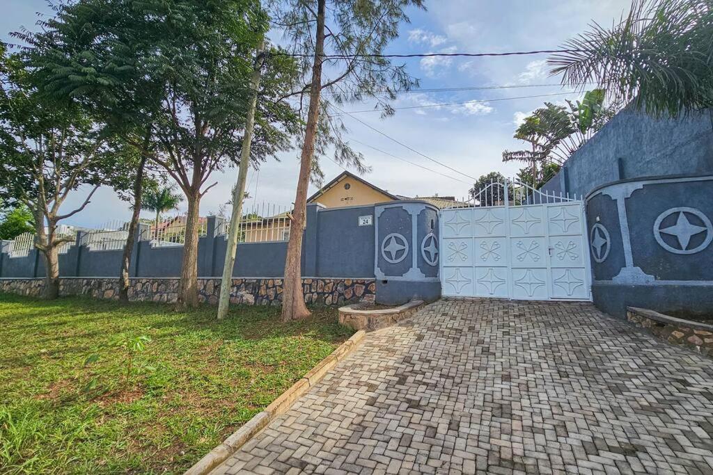 Complete 4-Bedroom House Facing Kigali Golf Course Eksteriør bilde